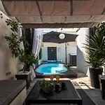 Tiny Pool House Vir