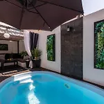 Tiny Pool House Vir