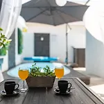 Tiny Pool House Vir
