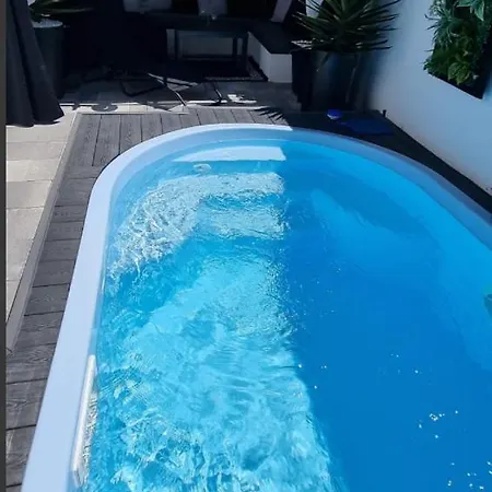 Tiny Pool House Vir