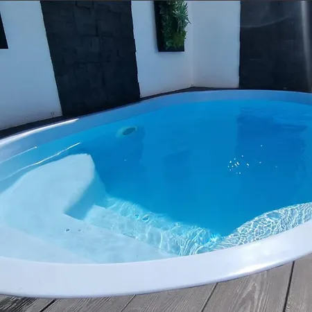 Tiny Pool House * Vir