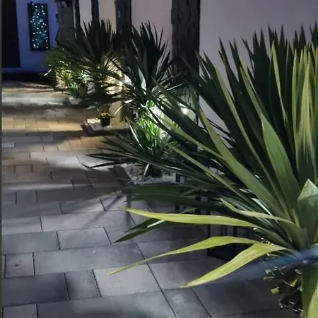 Vakantiehuis Tiny Pool House Vir