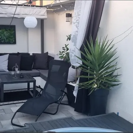 Tiny Pool House Vakantiehuis *