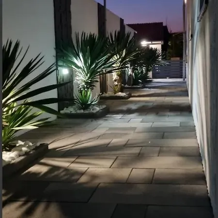 Tiny Pool House Vakantiehuis Vir