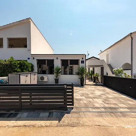 Vakantiehuis Tiny Pool House Vir