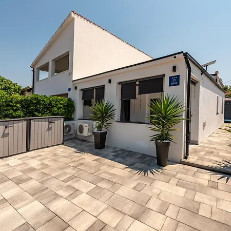 Tiny Pool House Vakantiehuis Vir