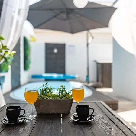 Tiny Pool House ヴィル