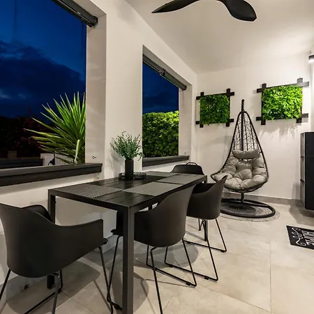 Tiny Pool House Vakantiehuis Vir