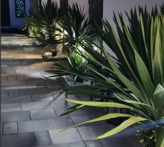 Vakantiehuis Tiny Pool House Vir