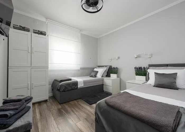 Tiny Pool House Vakantiehuis Vir