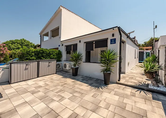 Tiny Pool House Vakantiehuis Vir