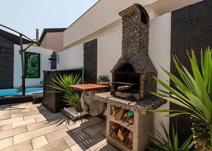 Tiny Pool House Vakantiehuis Vir