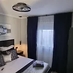 Tiny Pool House 度假居