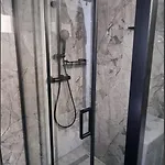 Tiny Pool House 维尔