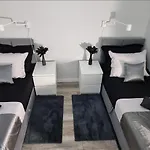 Tiny Pool House 维尔