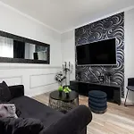 Tiny Pool House 维尔
