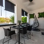 Tiny Pool House 维尔