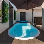 Tiny Pool House 度假居 *