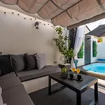 Tiny Pool House * 维尔