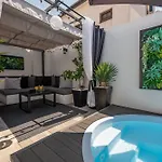 Tiny Pool House 度假居
