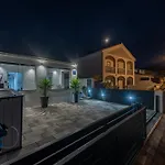 Tiny Pool House 度假居 *