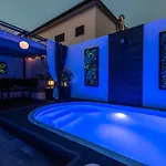 Tiny Pool House * 维尔
