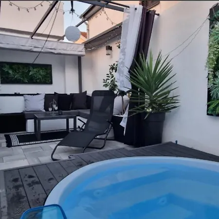 Tiny Pool House Vir