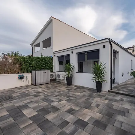 Holiday home Tiny Pool House *