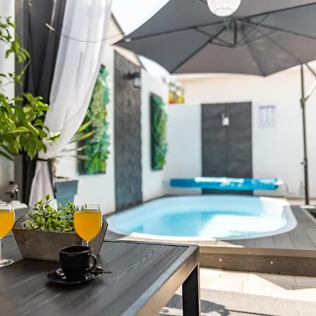 Nyaraló Tiny Pool House Vir