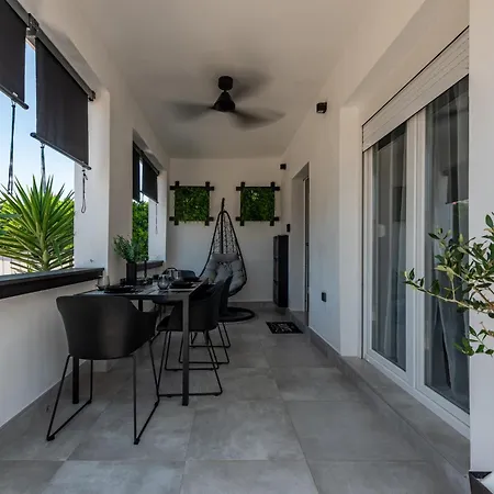 Tiny Pool House Prázdninový dům *