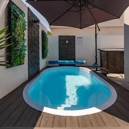 Tiny Pool House Prázdninový dům *