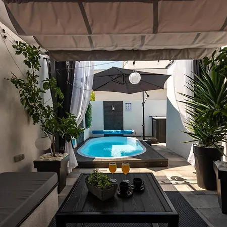Tiny Pool House Vir