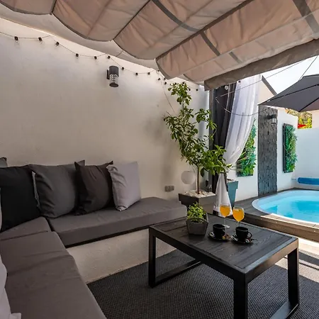 Tiny Pool House * Vir