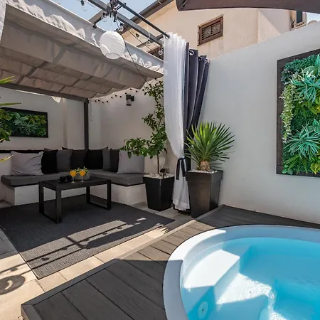 Tiny Pool House Nyaraló