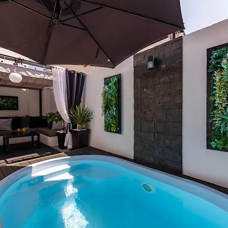 Tiny Pool House Vir