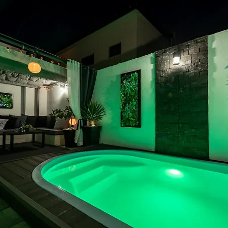 Tiny Pool House * Vir