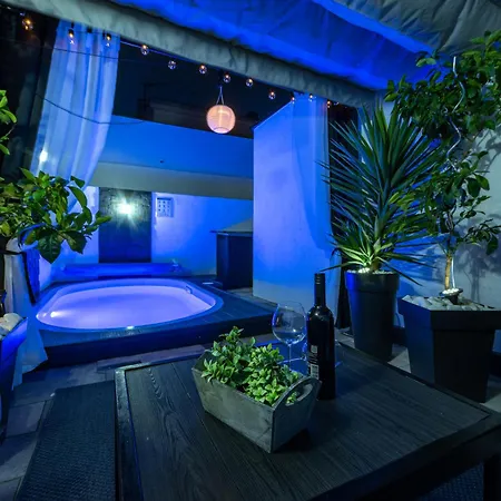 Tiny Pool House Prázdninový dům Vir