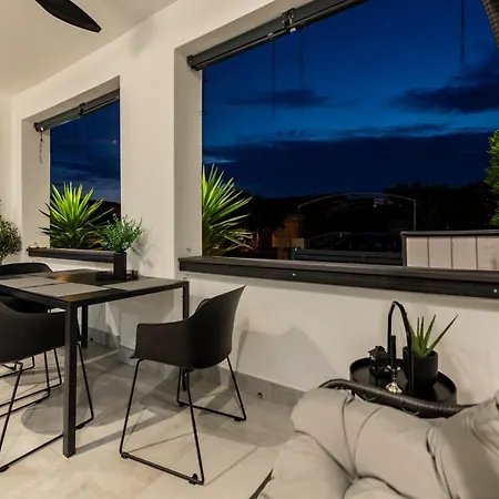 Tiny Pool House Prázdninový dům *