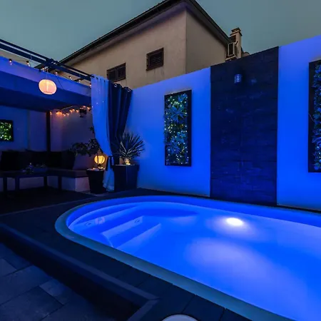 Tiny Pool House * Vir