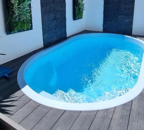 Vikendica Tiny Pool House Vir