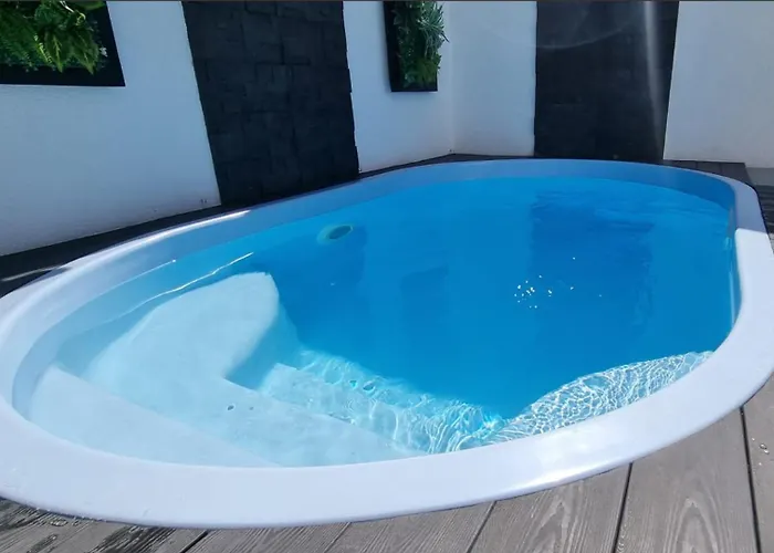 Tiny Pool House * Vir