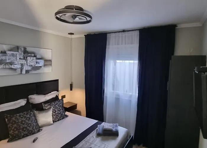 Tiny Pool House Vikendica