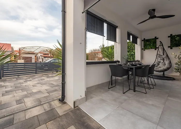 Tiny Pool House Vikendica