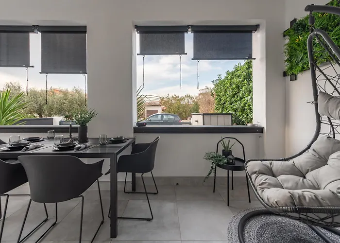 Tiny Pool House Vikendica