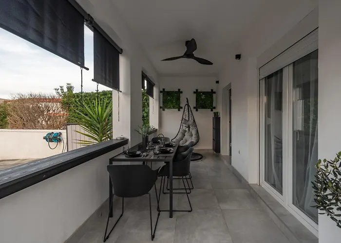 Tiny Pool House Vikendica