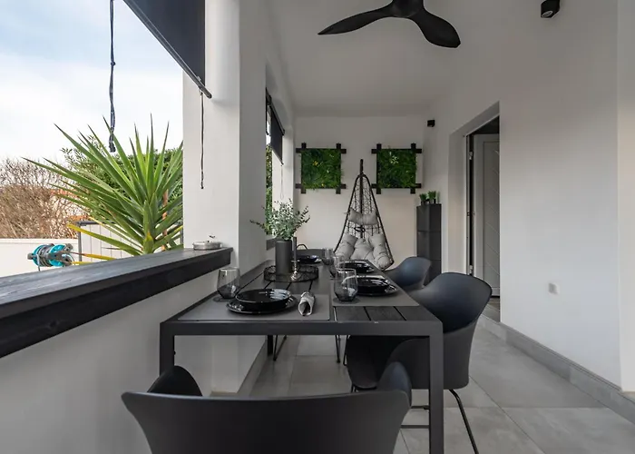 Vikendica Tiny Pool House Vir