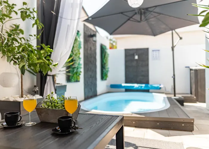 Vikendica Tiny Pool House Vir