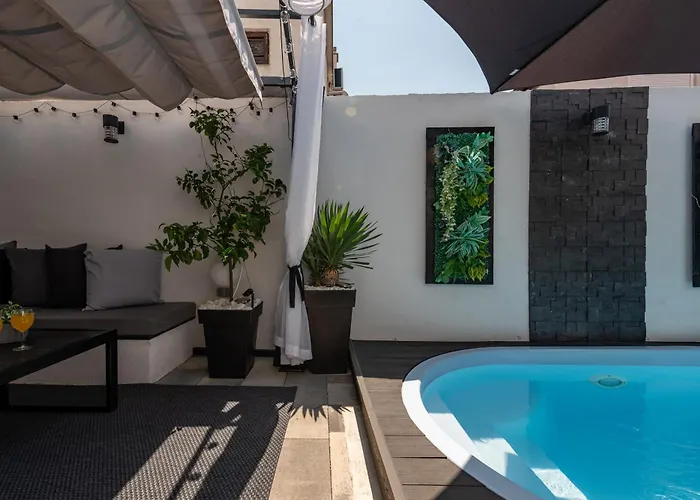 Vikendica Tiny Pool House