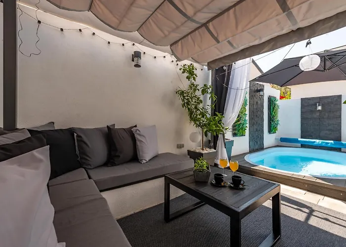 Tiny Pool House * Vir