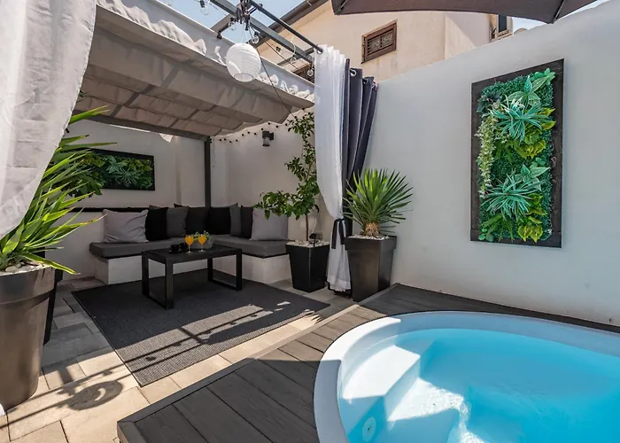 Tiny Pool House Vikendica